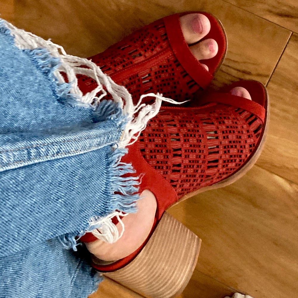 Vince Camuto rust / deep red heals